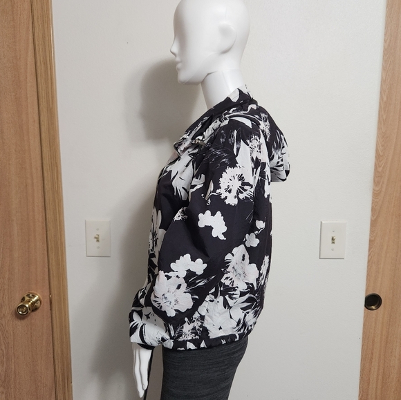 Ashley by 26 International Utility Jacket Floral White & Black Size large - Picture 9 of 16